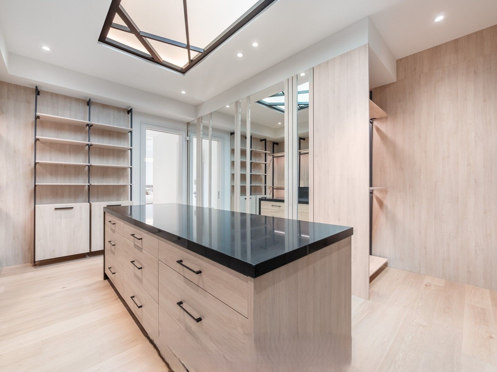 Walk-in Closet gallery image 2
