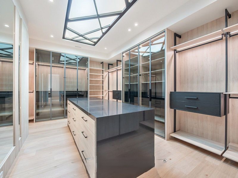 Walk-in Closet gallery image 3