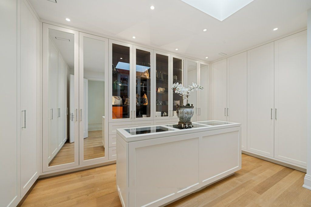 Walk-in Closet gallery image 5