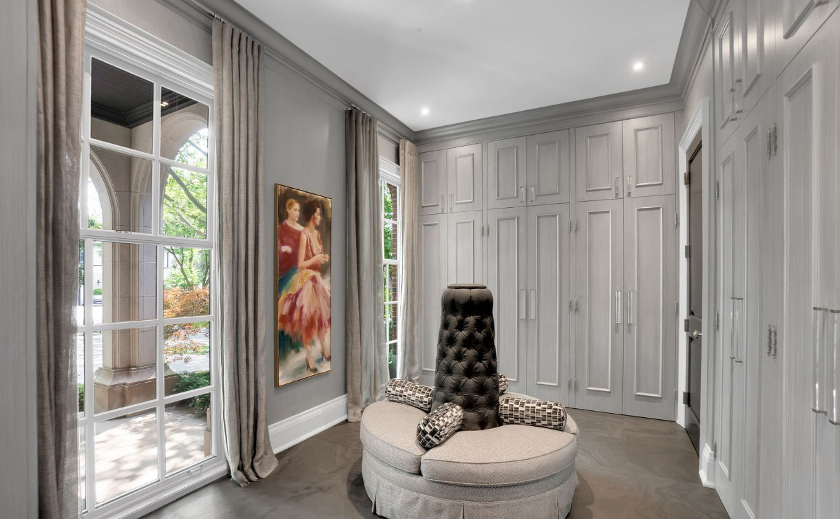Walk-in Closet gallery image 4