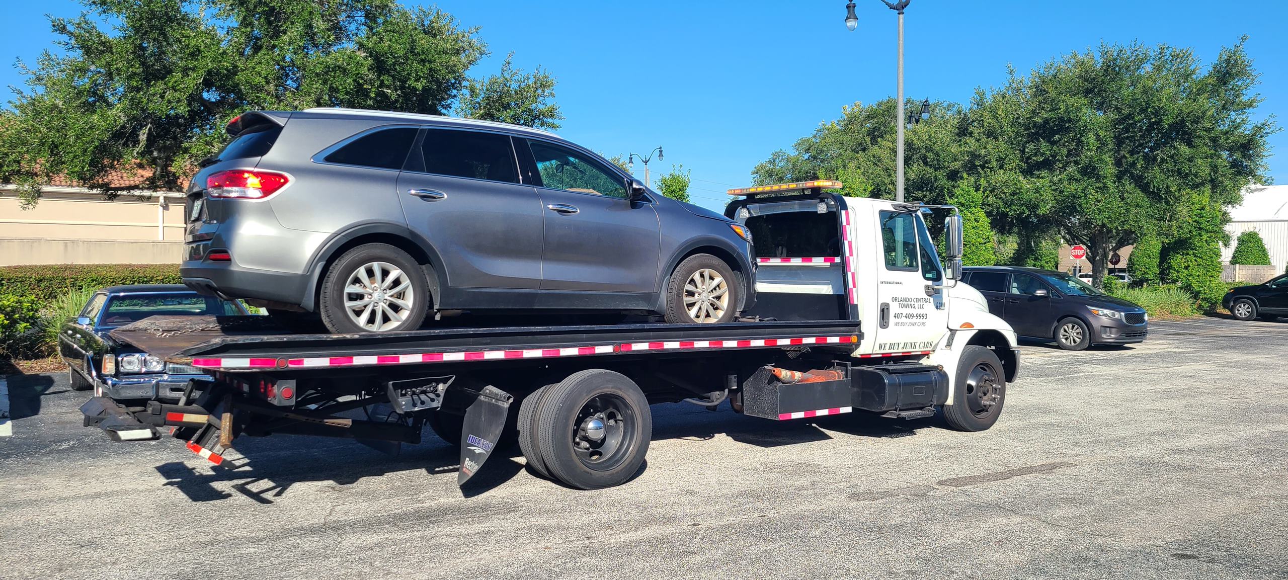 Orlando Central Towing truck providing fast roadside assistance and towing services in Sanford, Kissimmee, and Windermere