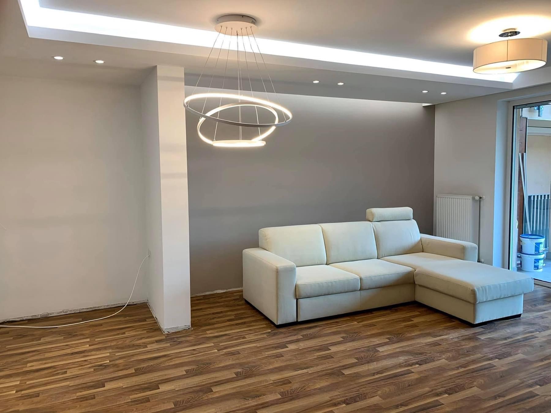 Nappali rejtett világítással és fókuszfallal