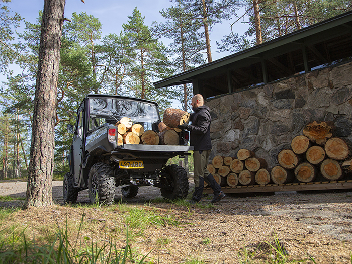 Mies lastaa puita Segway UTV:hen