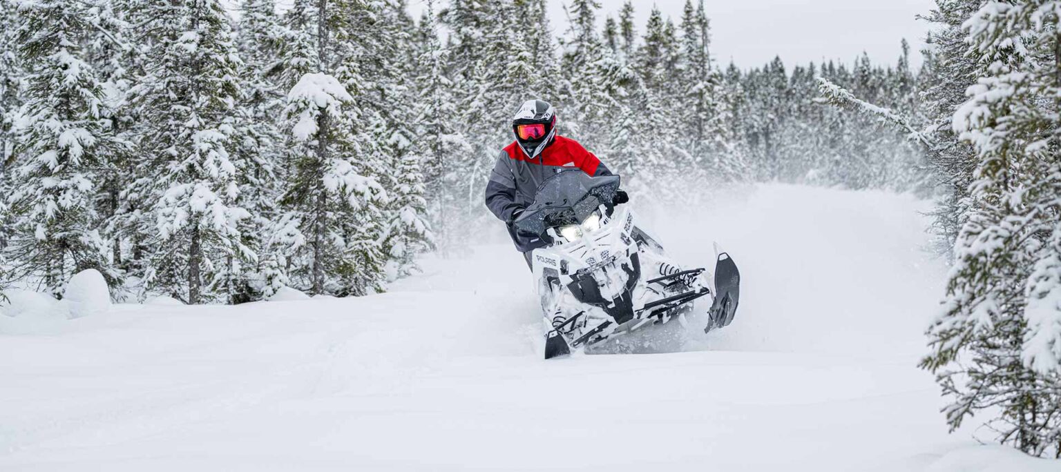 Polaris moottorikelkka lumessa