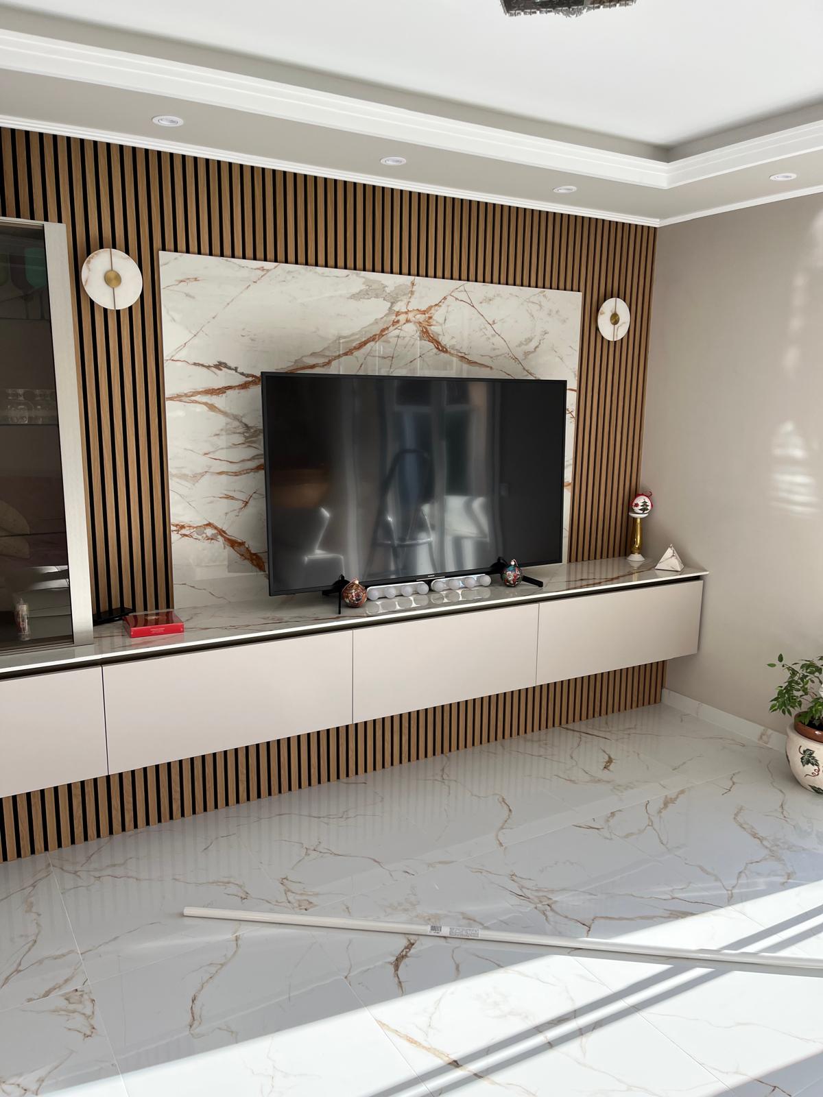 Mur TV marbre et bois