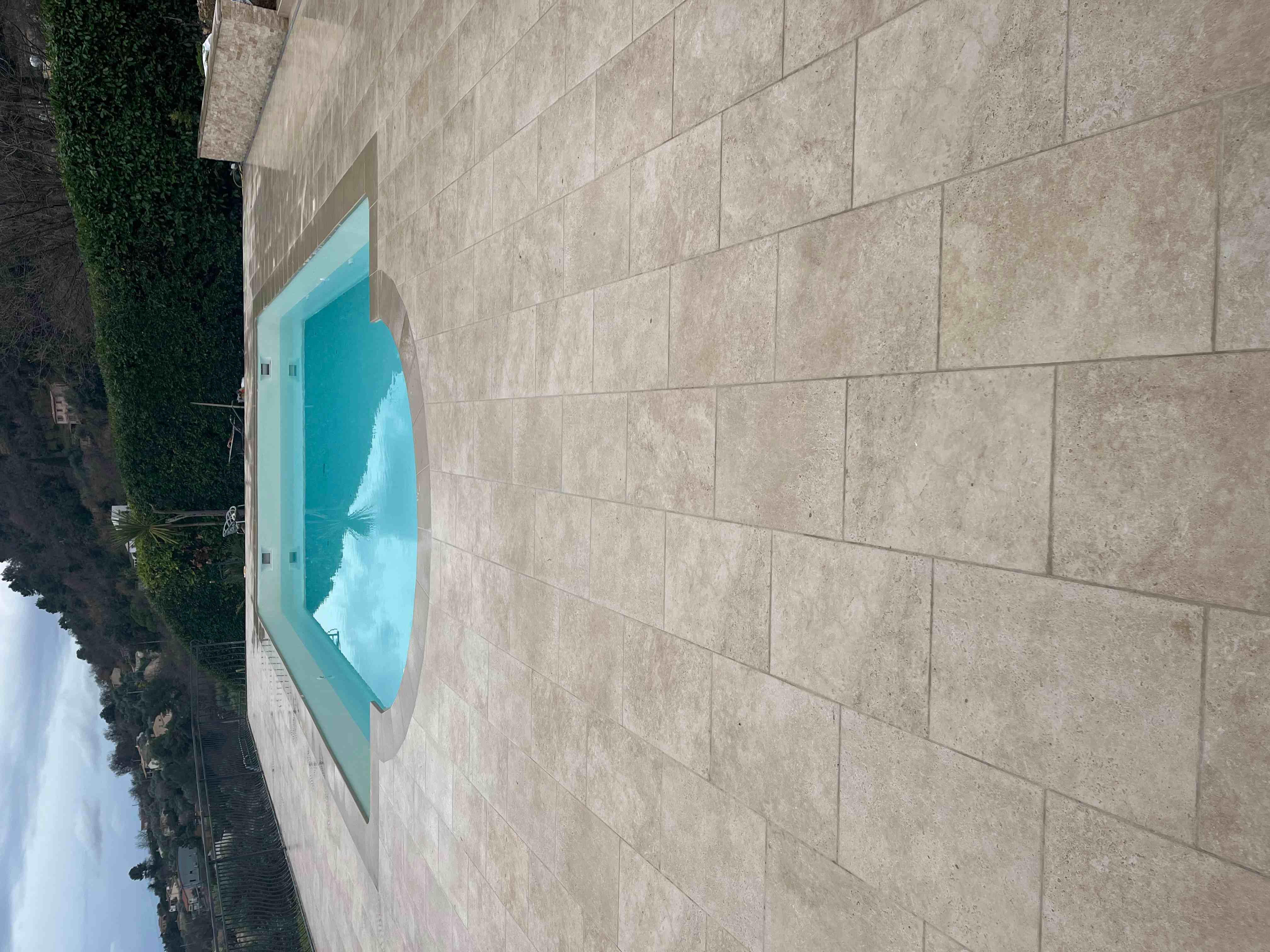 Terrasse en travertin et piscine