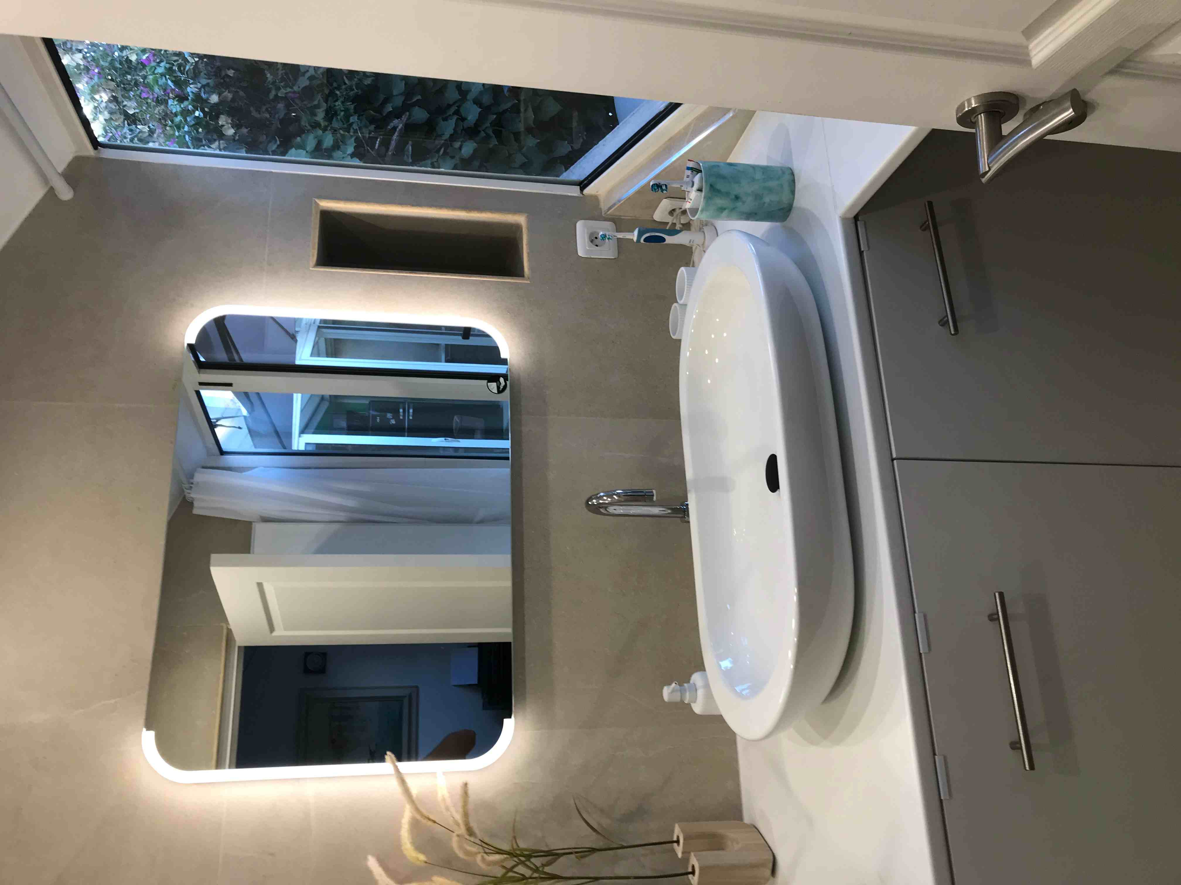 Lavabo et miroir