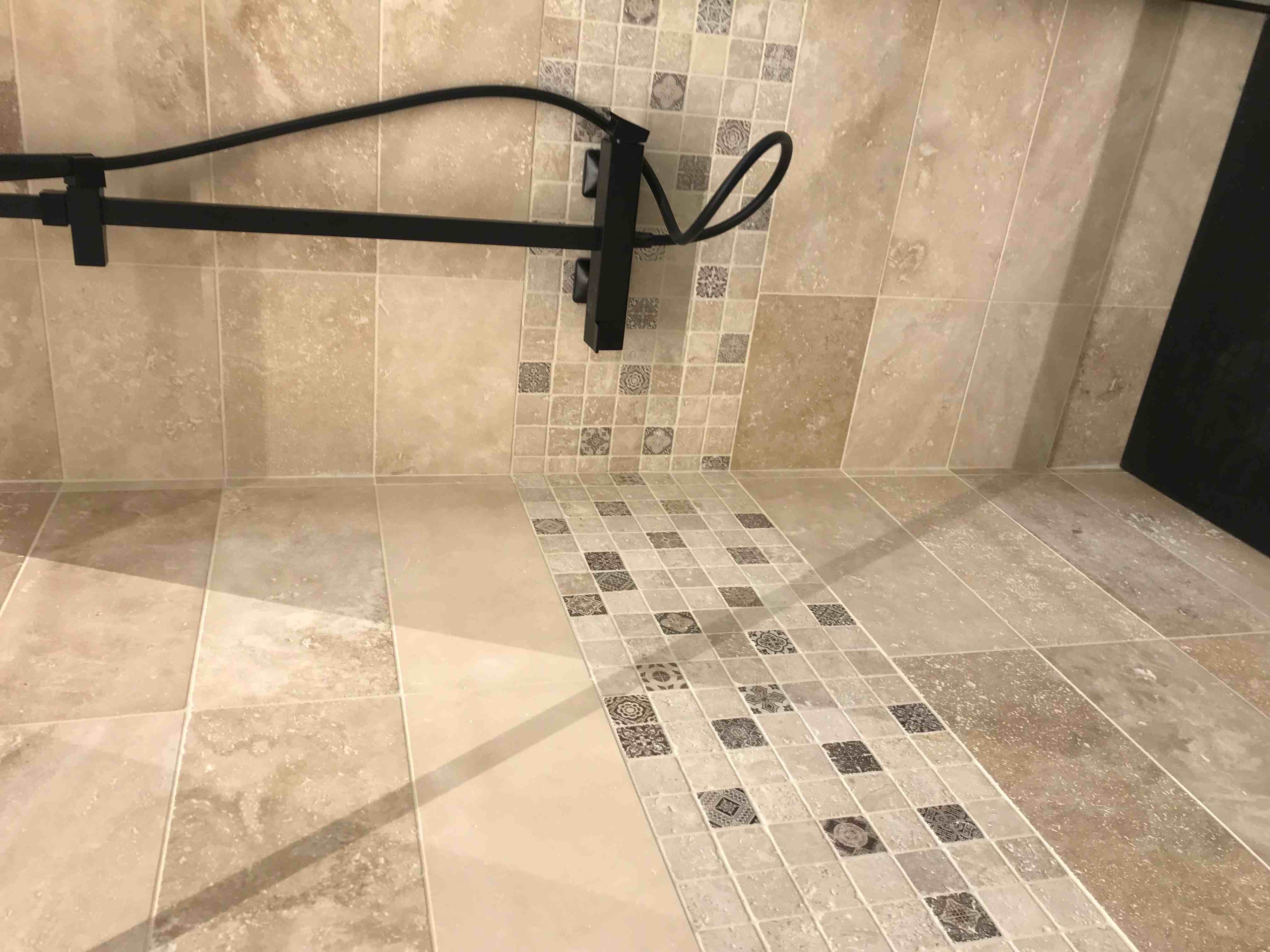 Douche travertin et mosaïque