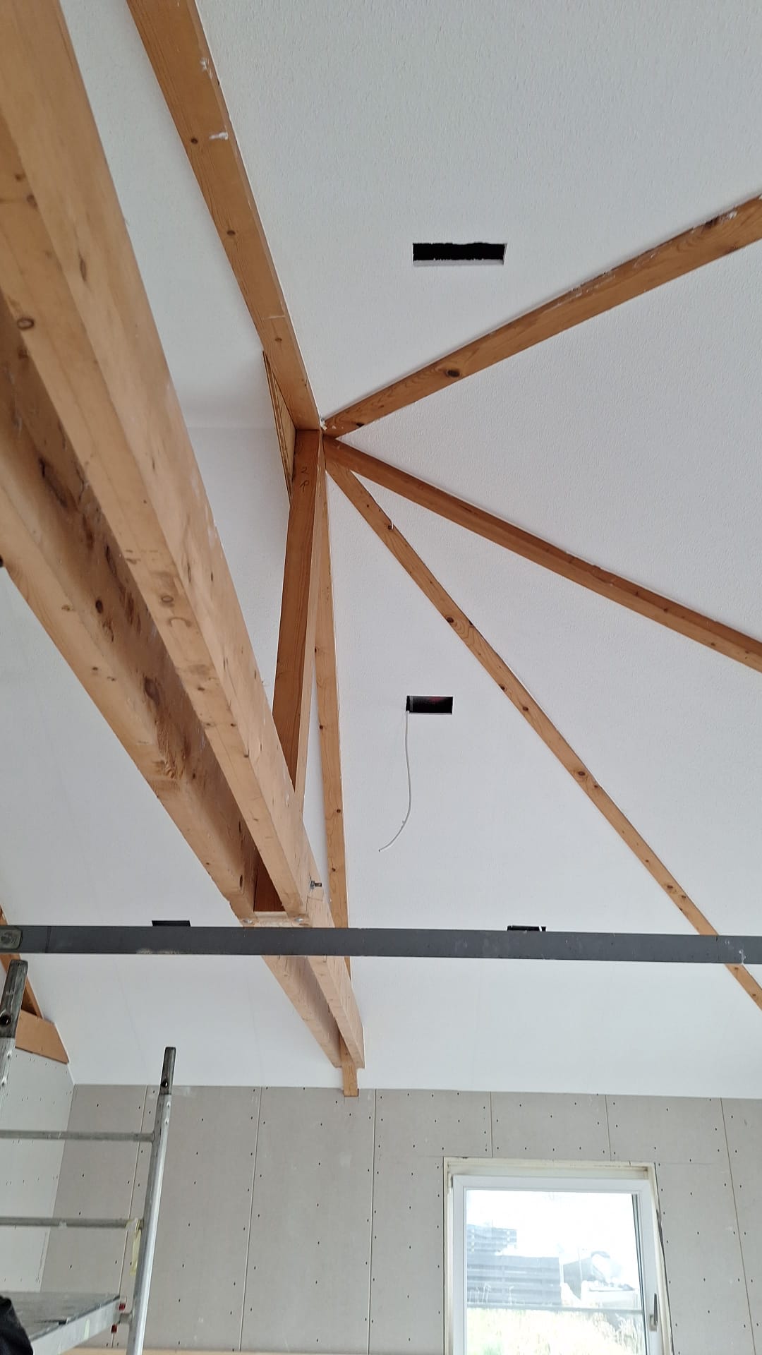 Strakke afwerking tussen houten balken