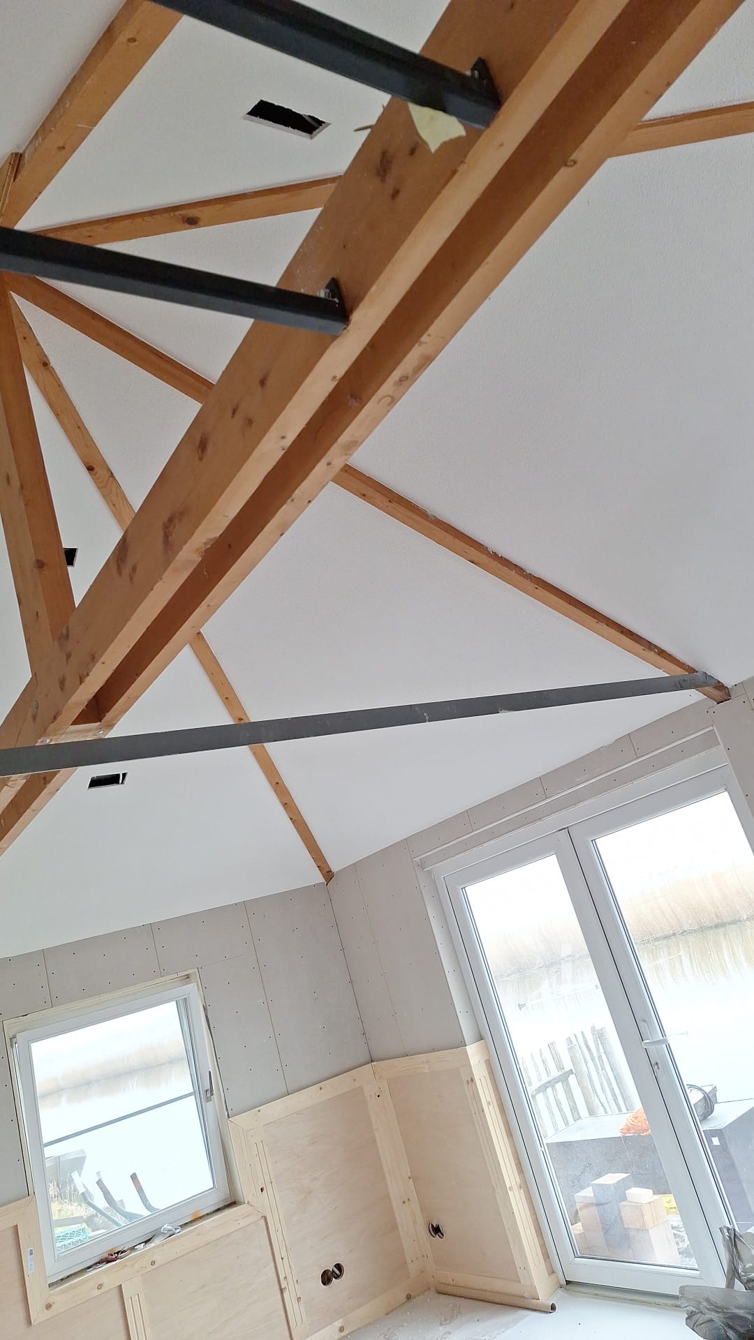 Vakkundig spackspuitwerk op schuin plafond