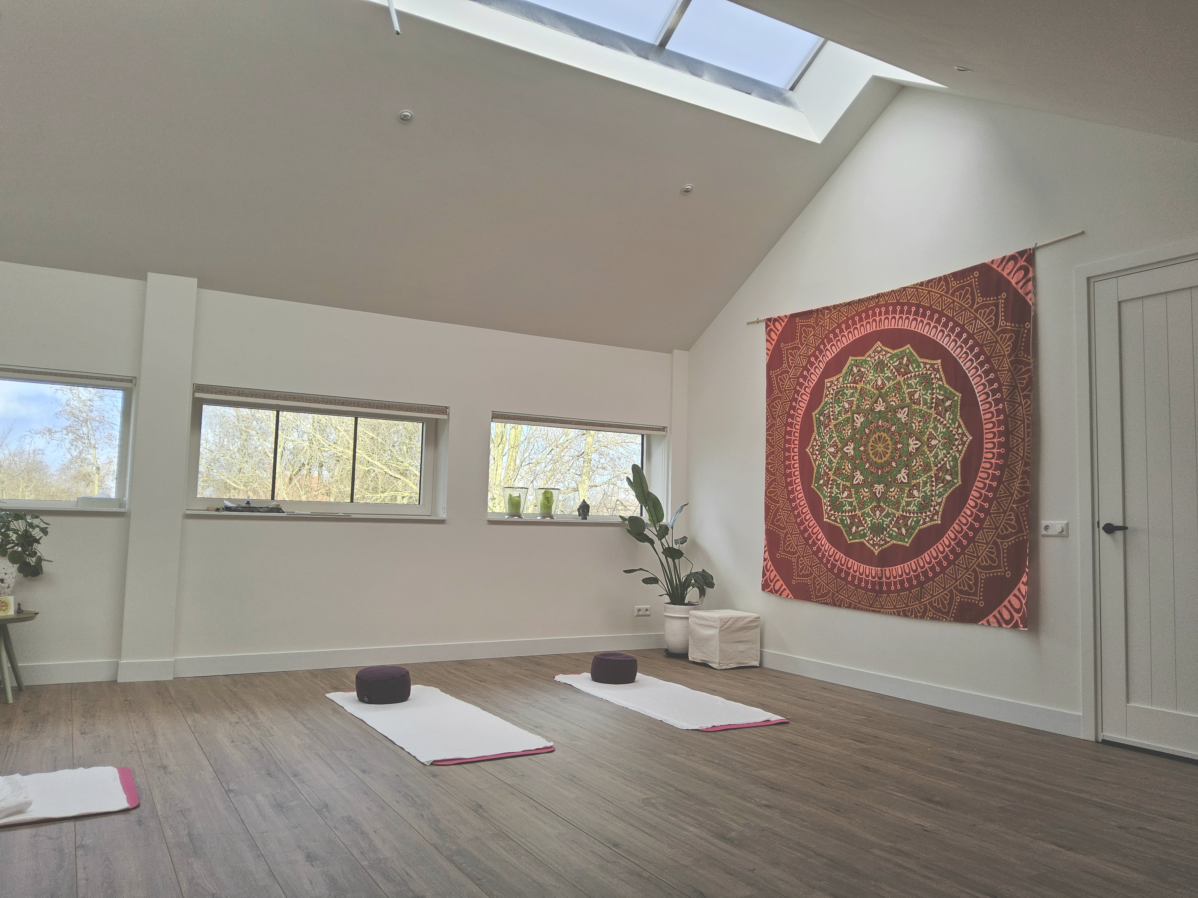 Yogaruimte met prachtig mandala wandkleed