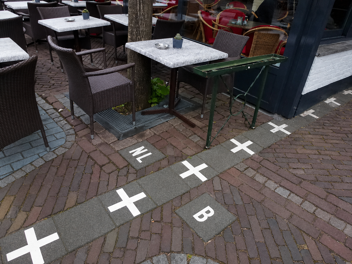 Frontera entre Bélgica y Países Bajos atravesando una calle en Baarle