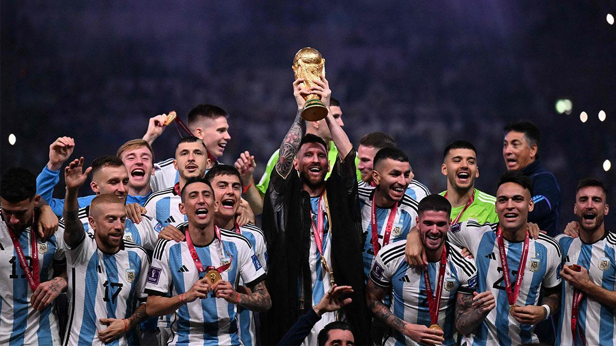 Selección campeona levantando la Copa del Mundo