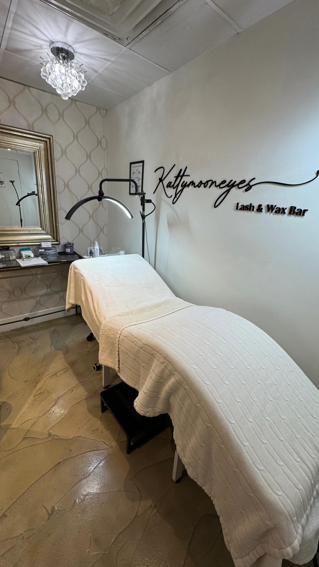Kattymooneyes lash and waxing treatment room in North York, Toronto