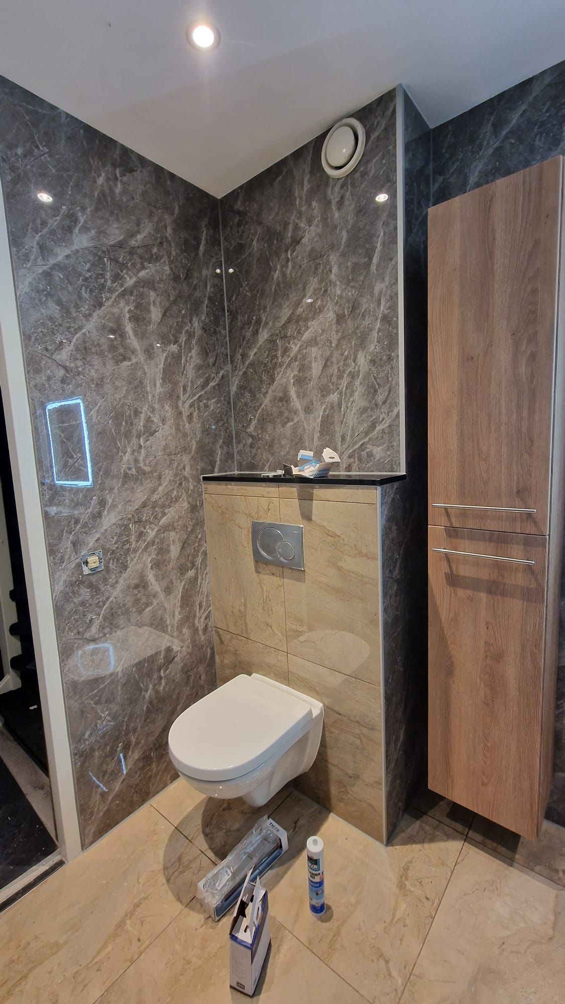 Toiletrenovatie met marmerlook tegels Den Haag