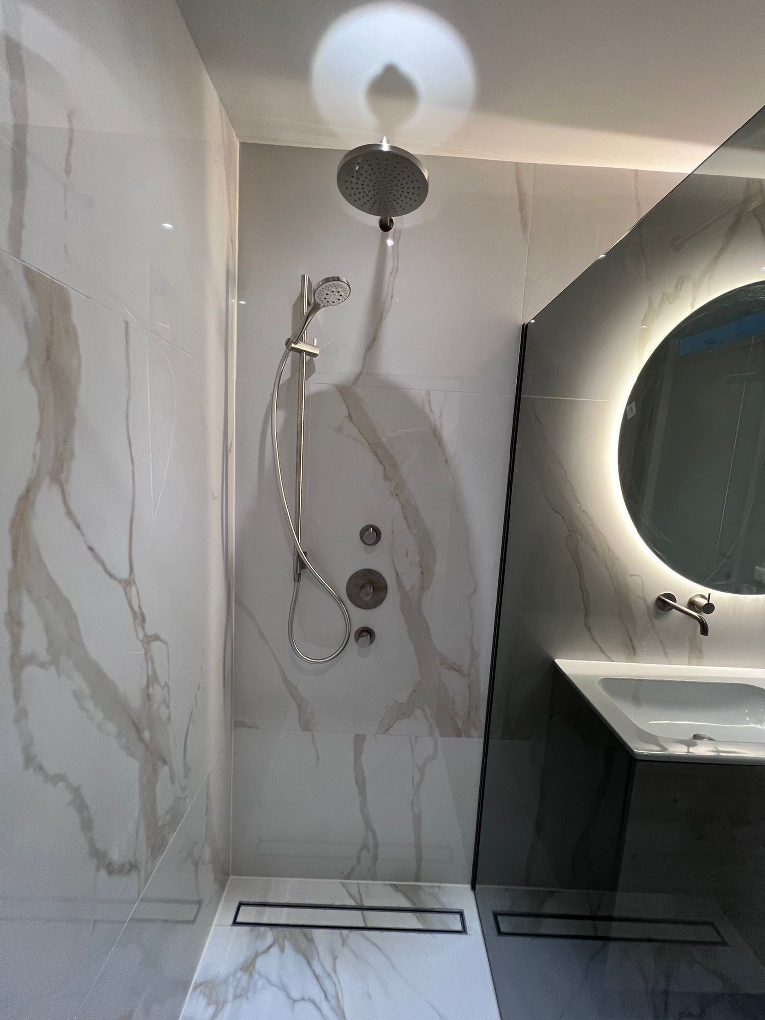 Badkamer renovatie met regendouche Zoetermeer