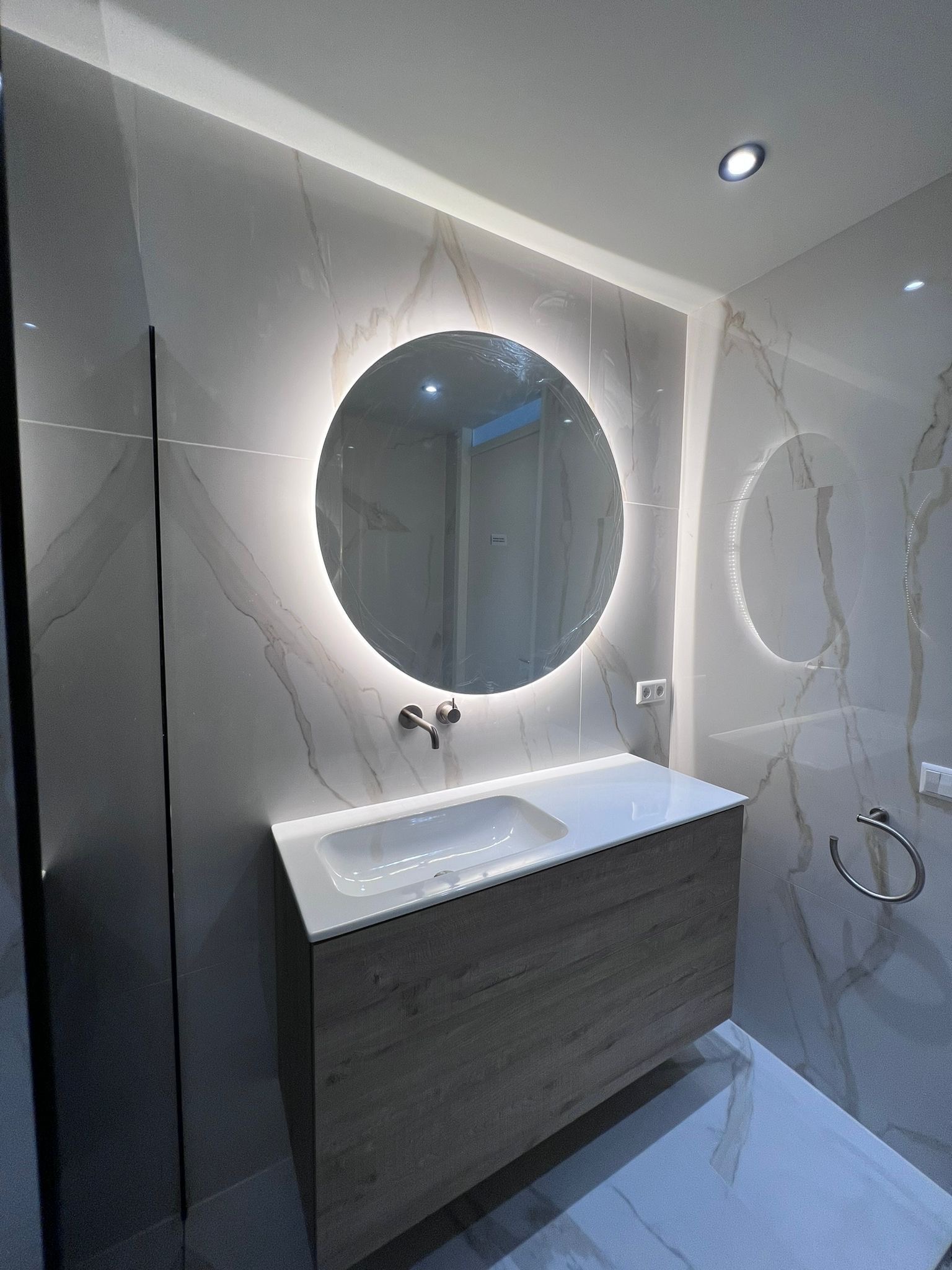Badkamer renovatie met ronde spiegel Den Haag