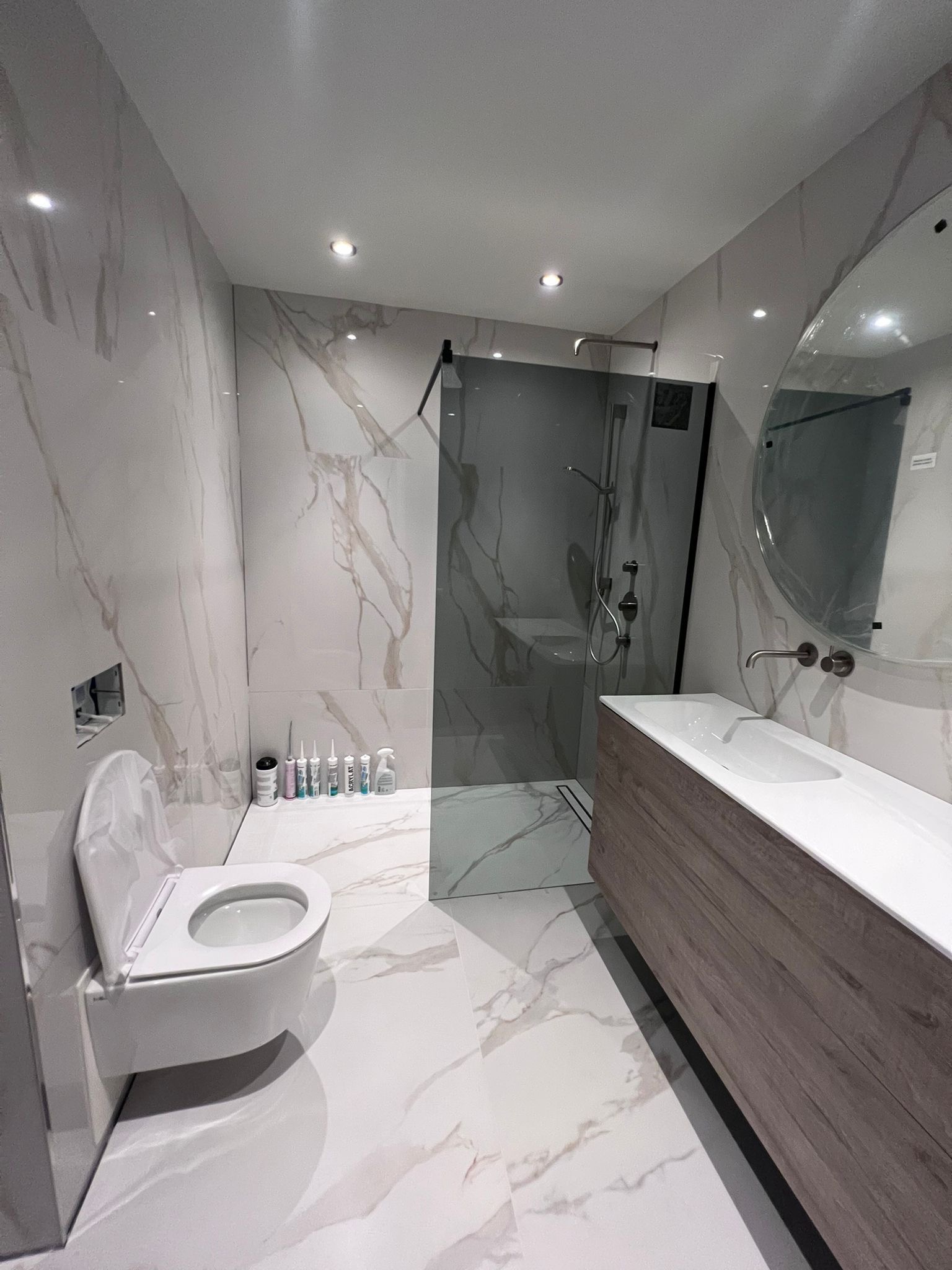 Moderne badkamer installatie Delft