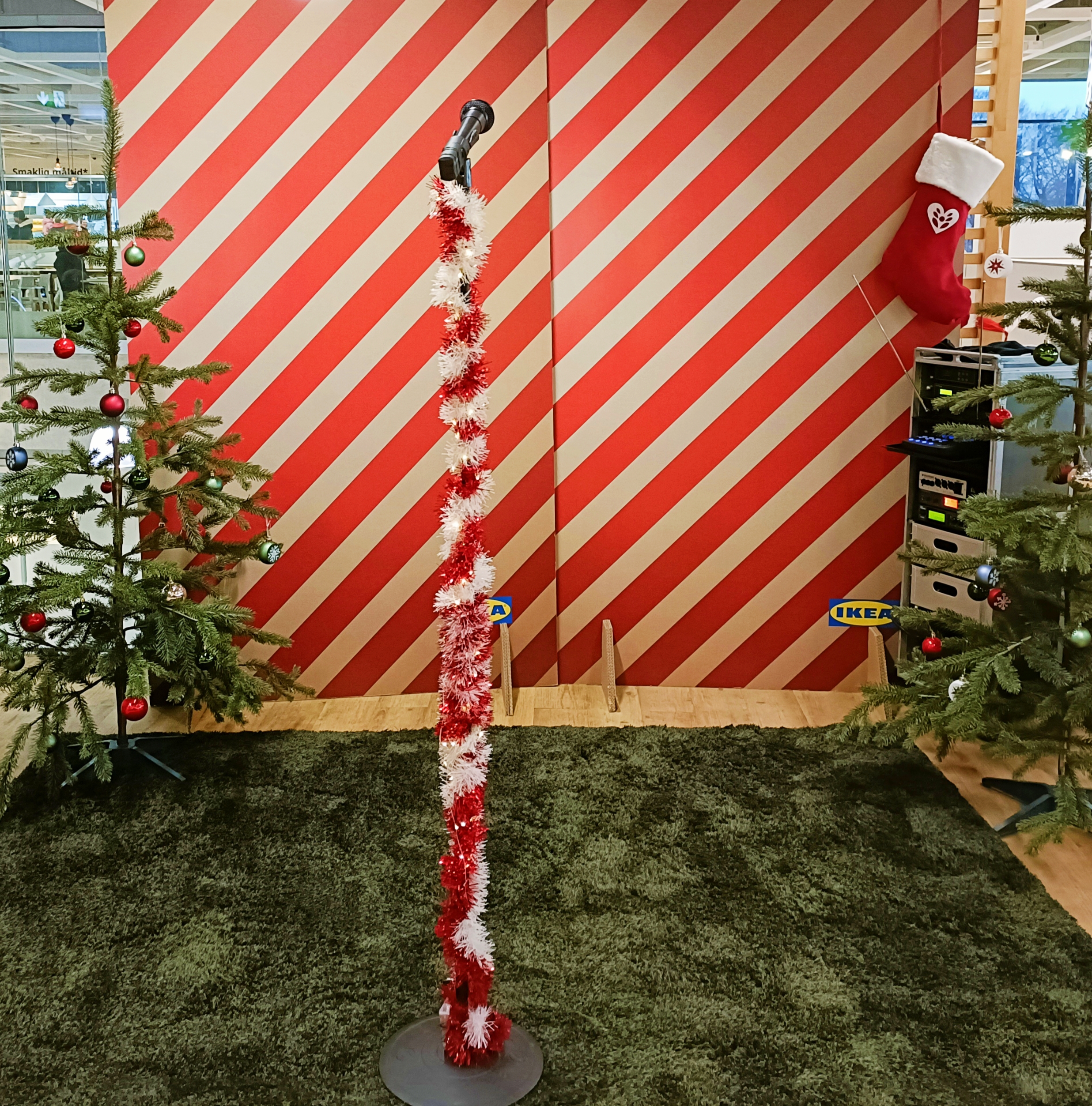Mr. Christmas Weihnachtsshow Setup bei IKEA mit Mikrofonstand und weihnachtlicher Dekoration