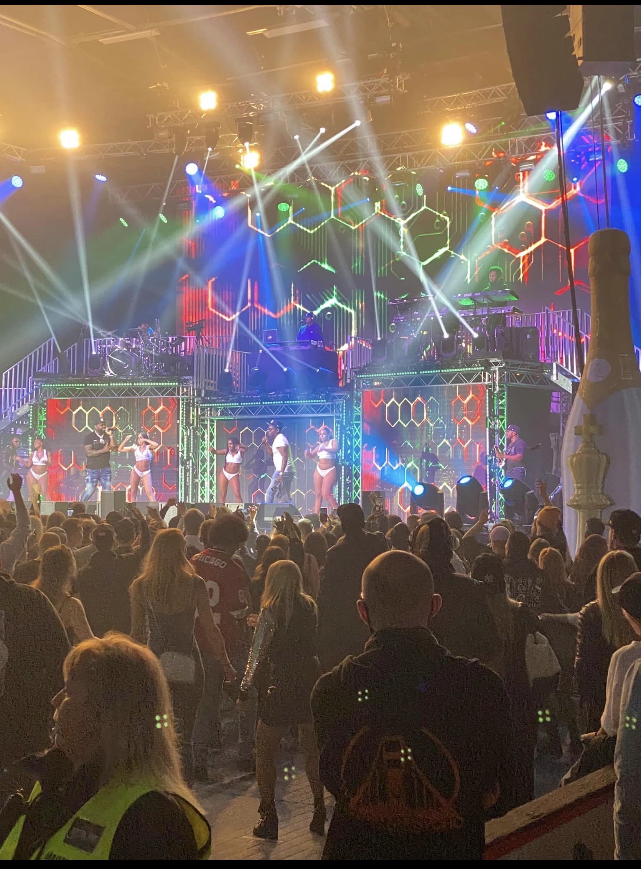 Esiintymislava ja lavarakenteet ulkoilmakonsertissa – Voiceboys