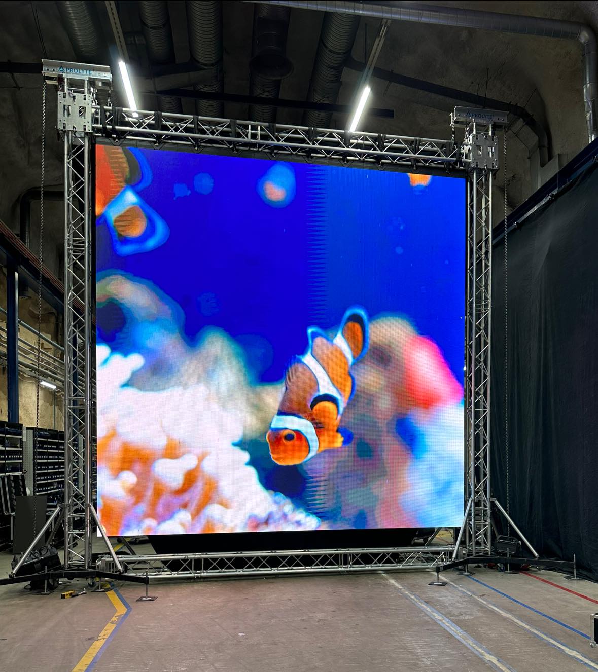 LED-näytöt tapahtumiin – LED-näyttö festivaalin päälavalla ulkotapahtumassa