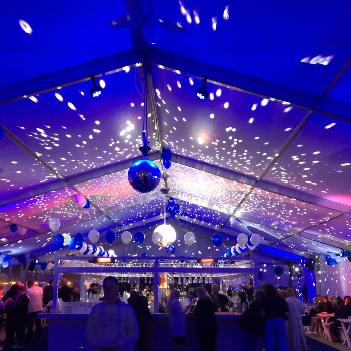 Valaistus tapahtumiin – valoshow festivaalilla ammattitaitoisella valaistustekniikalla