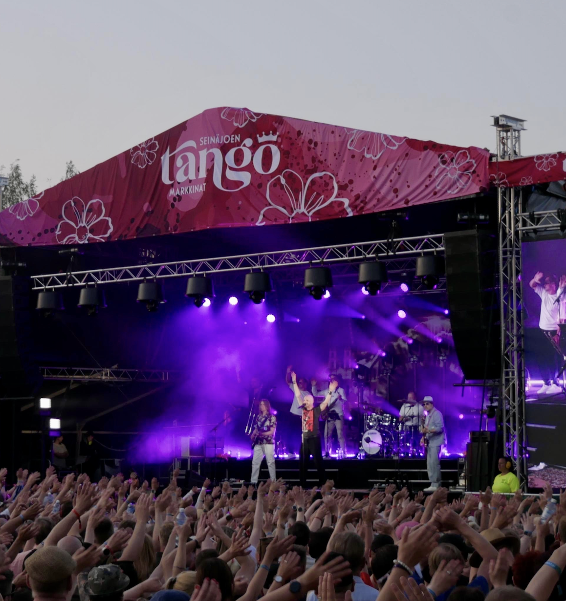 Esiintymislavat tapahtumiin – Voiceboys Oy ammattitasoinen esiintymislavat palvelu