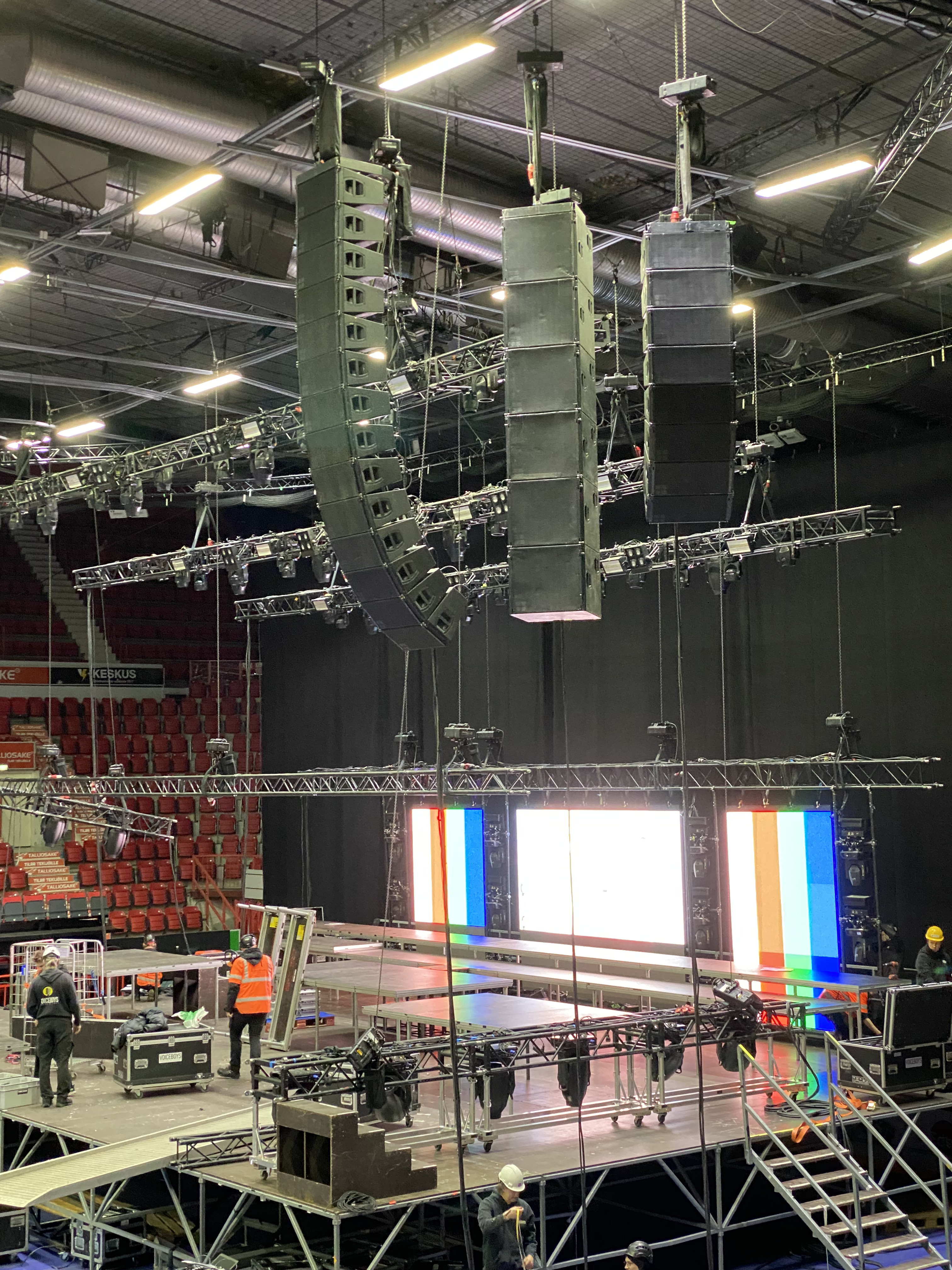 Äänentoistovuokraus – line array -kaiutinjärjestelmä konsertissa