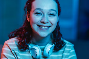 Femme souriante s'épanouissant dans la tech — DigiWomen