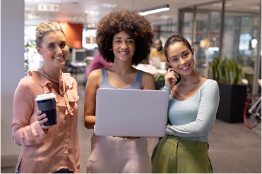 Groupe de femmes collaborant — DigiWomen