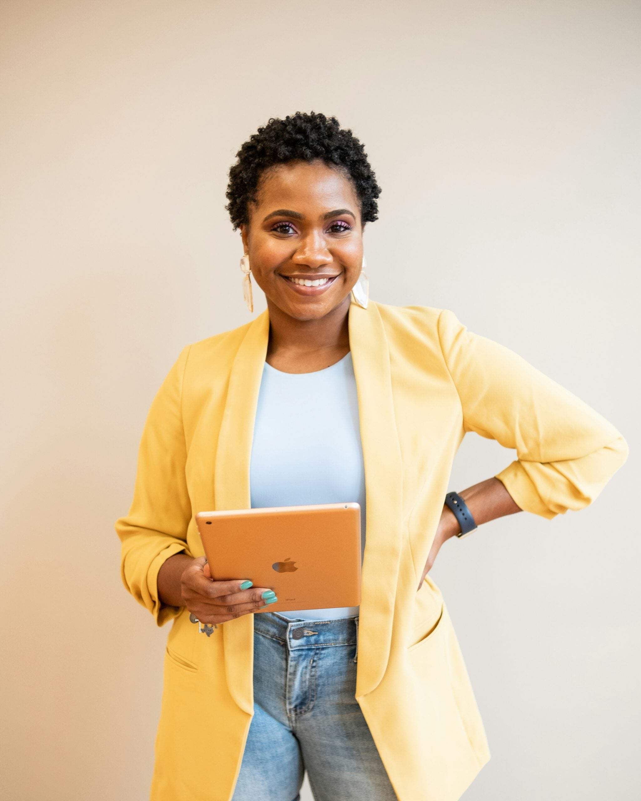 Femme professionnelle en technologie avec une tablette — DigiWomen