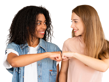 Femmes qui font un fist-bump
