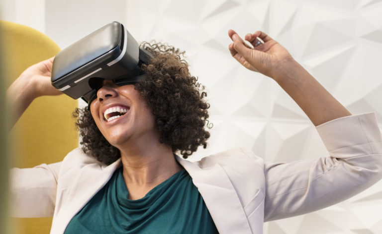 Femme avec casque VR