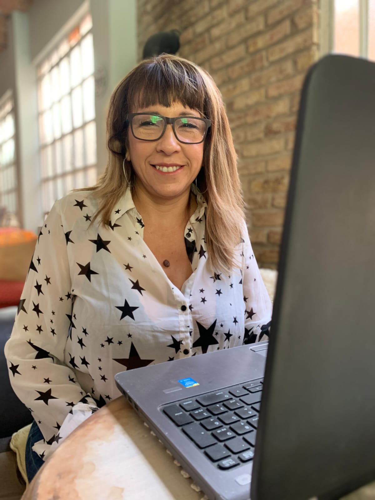 Laura D'Urso en reunión analizando finanzas