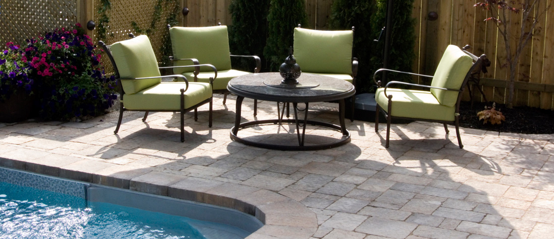 Paver patio with curved retaining wall