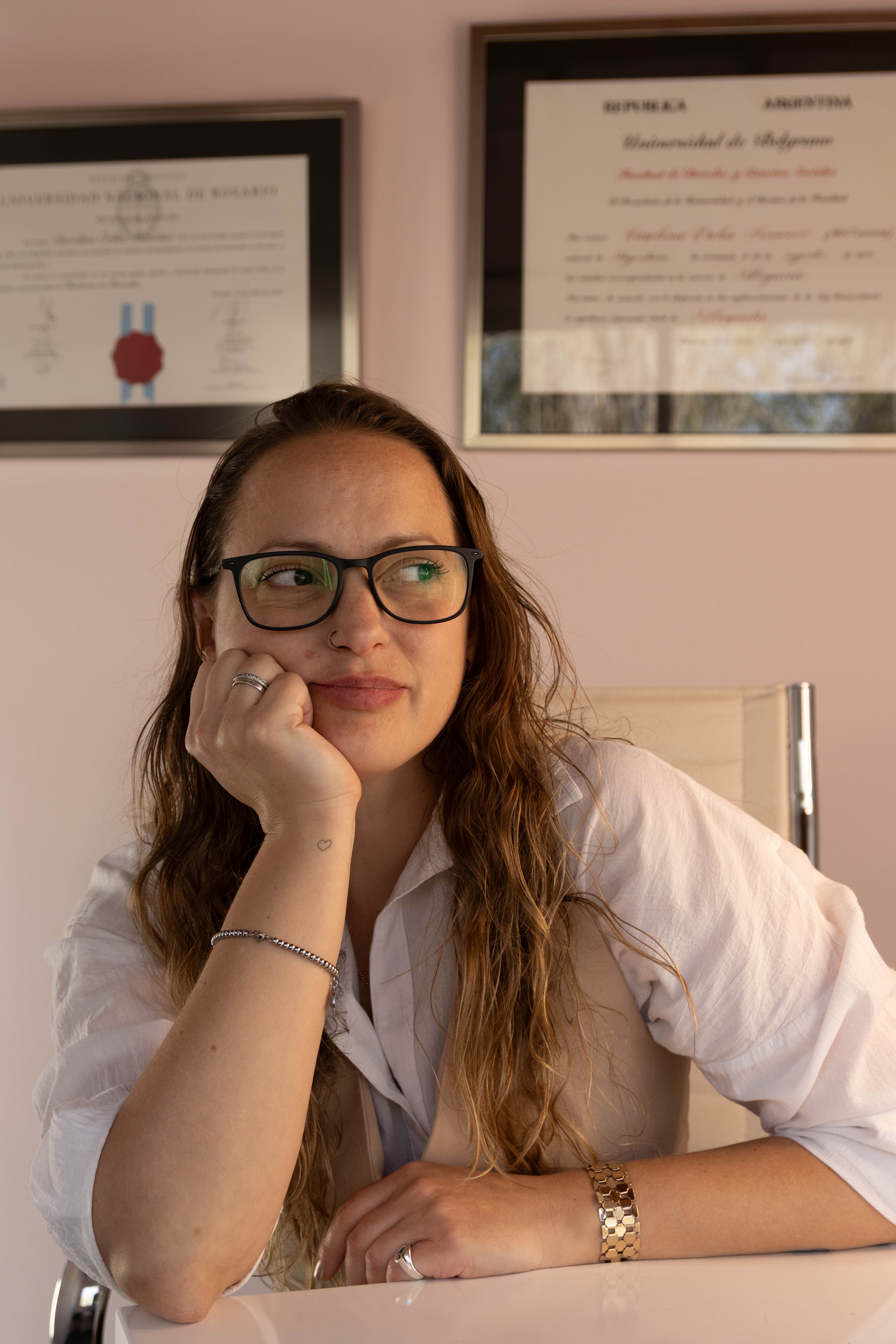 Foto · Mi historia · Carolina en ambiente personal / biblioteca