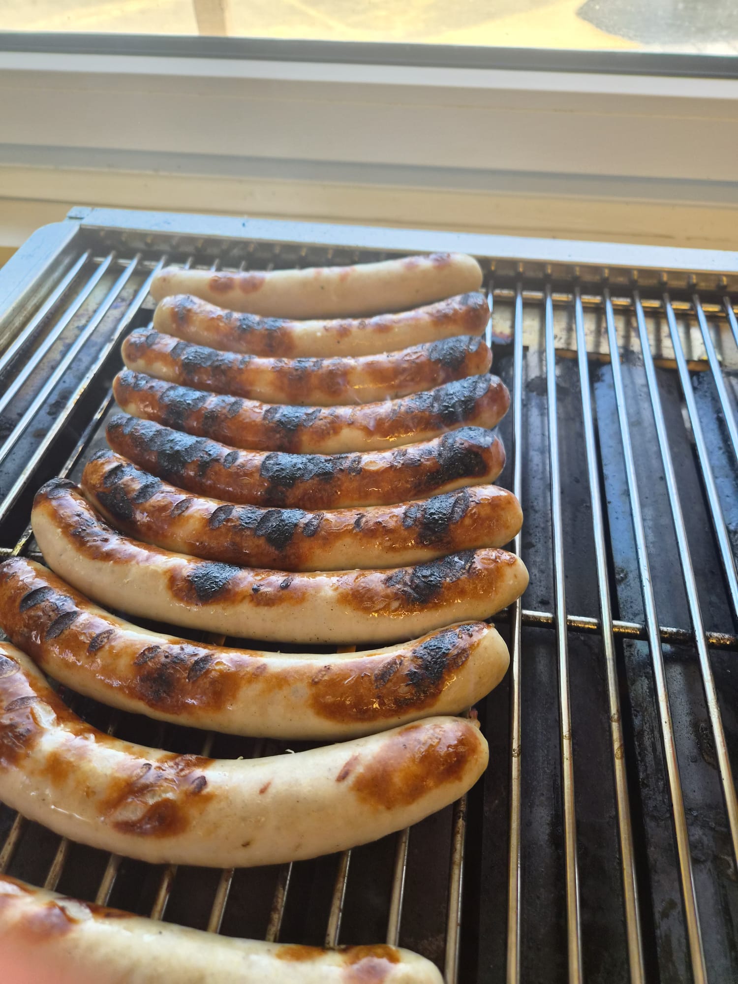 Ambachtelijke braadworsten op de grill van De Strandkeet