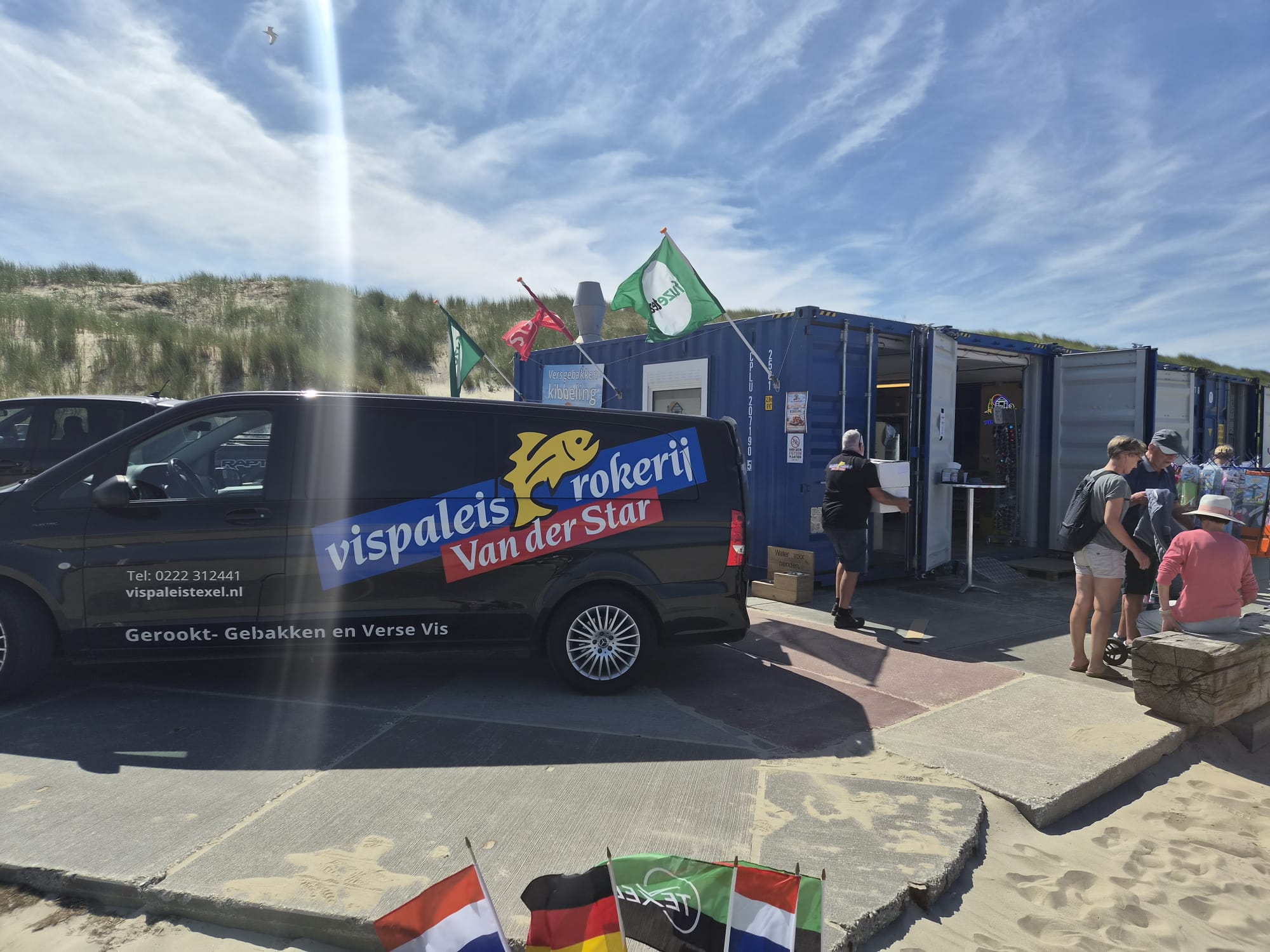 De Strandkeet kiosk met viswagen op Strandslag Paal 20