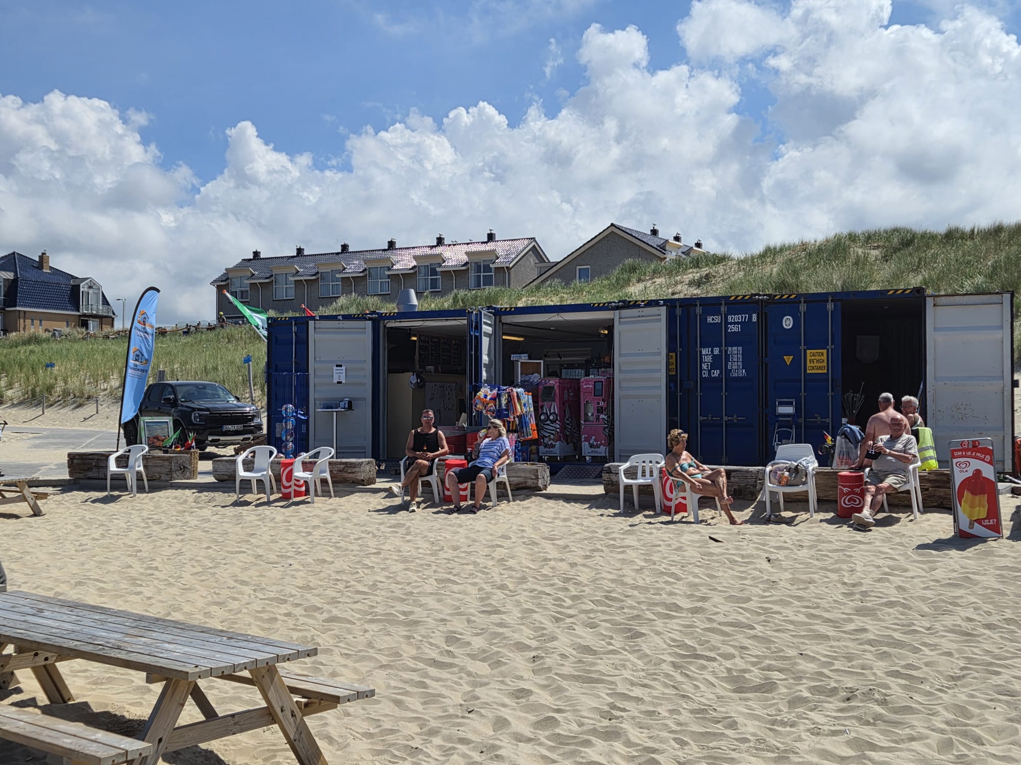Strandgasten genieten bij De Strandkeet containers