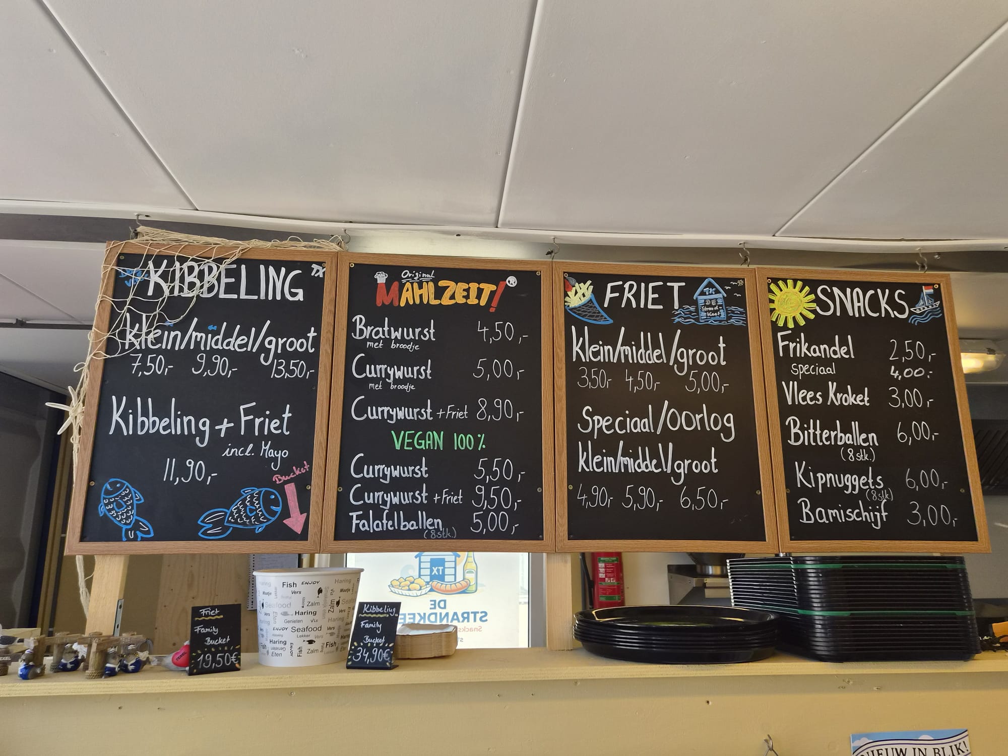 Krijtbord menukaart met Kibbeling, Currywurst en Friet prijzen