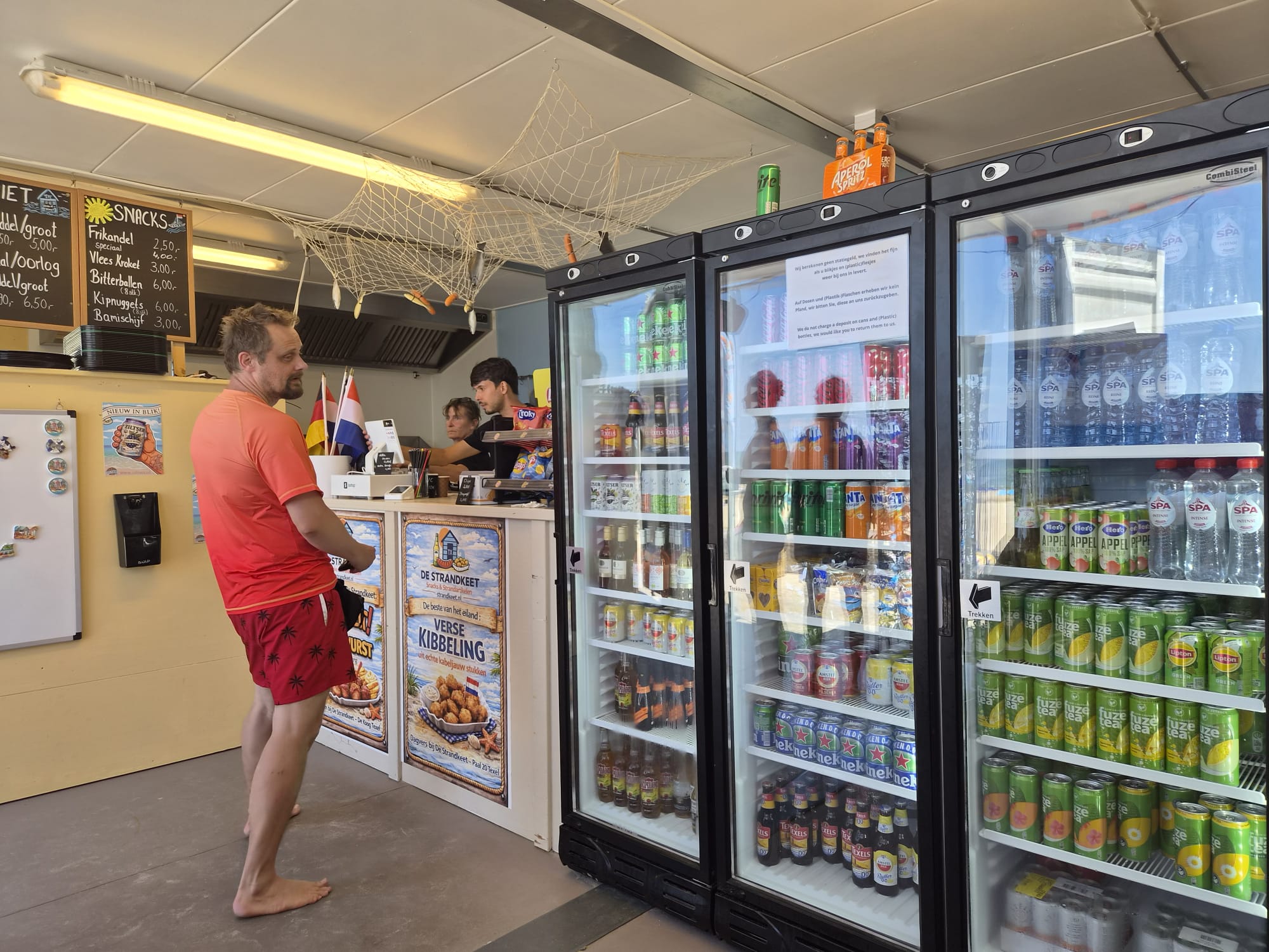 Binnenin de kiosk bij de gekoelde dranken en viskiosk balie