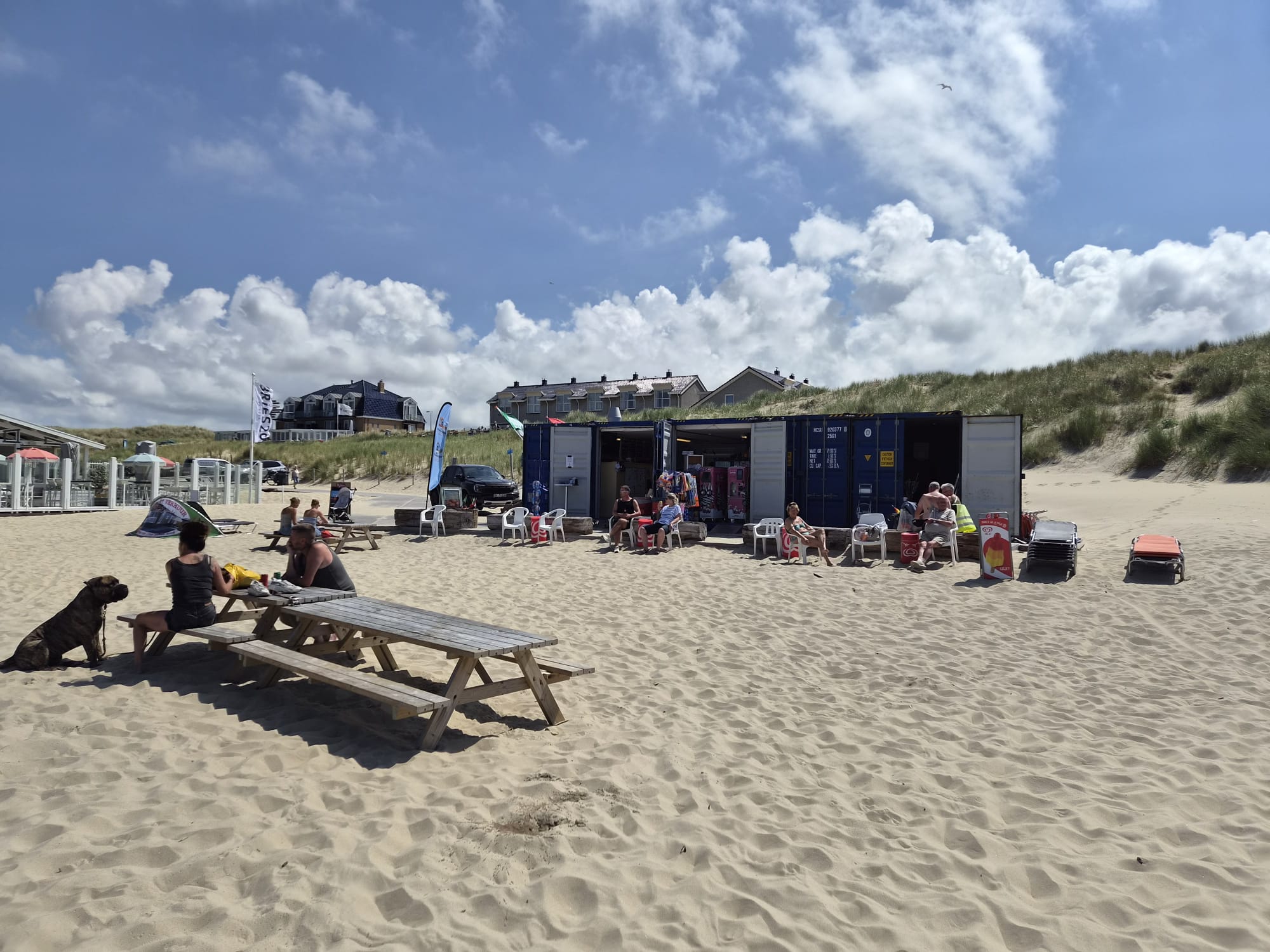Picknicktafels op het strand bij De Strandkeet