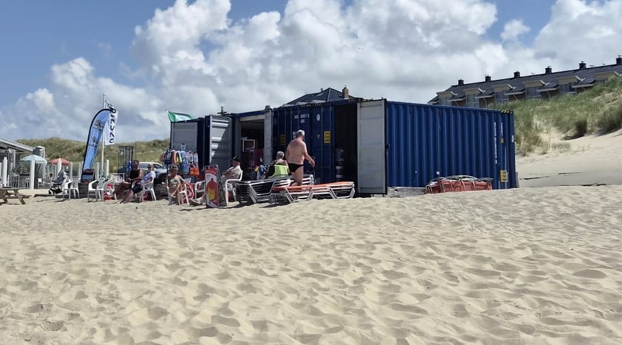 De Strandkeet kiosk in de duinen op het strand