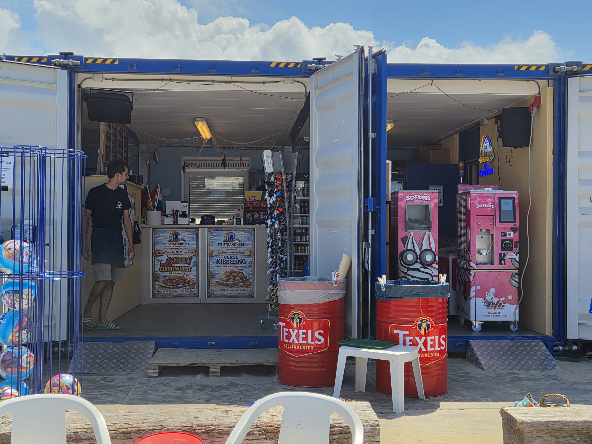 Kiosk containers met Texels bier vaten, softijs en menukaart