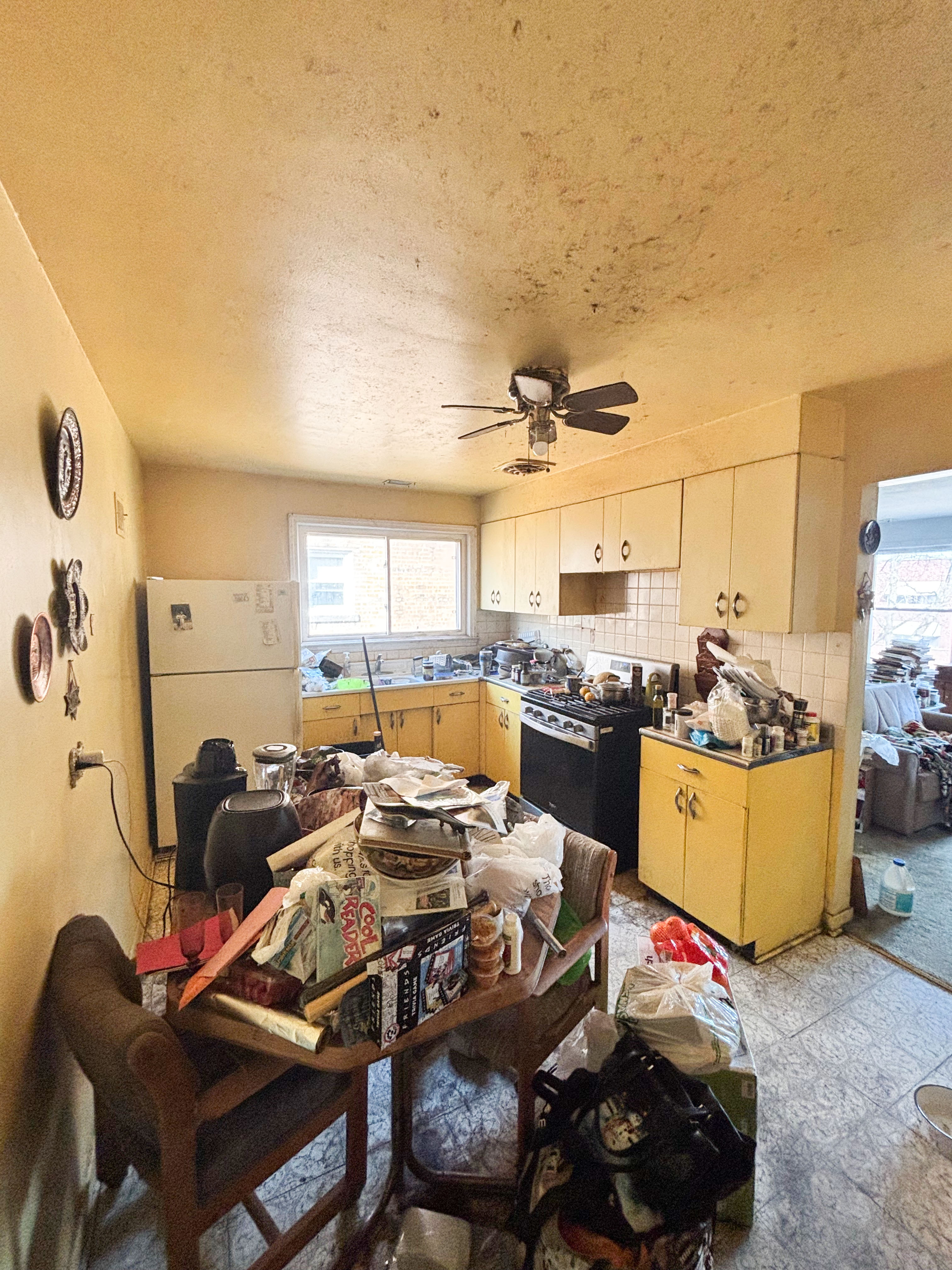 Outdated kitchen before remodeling