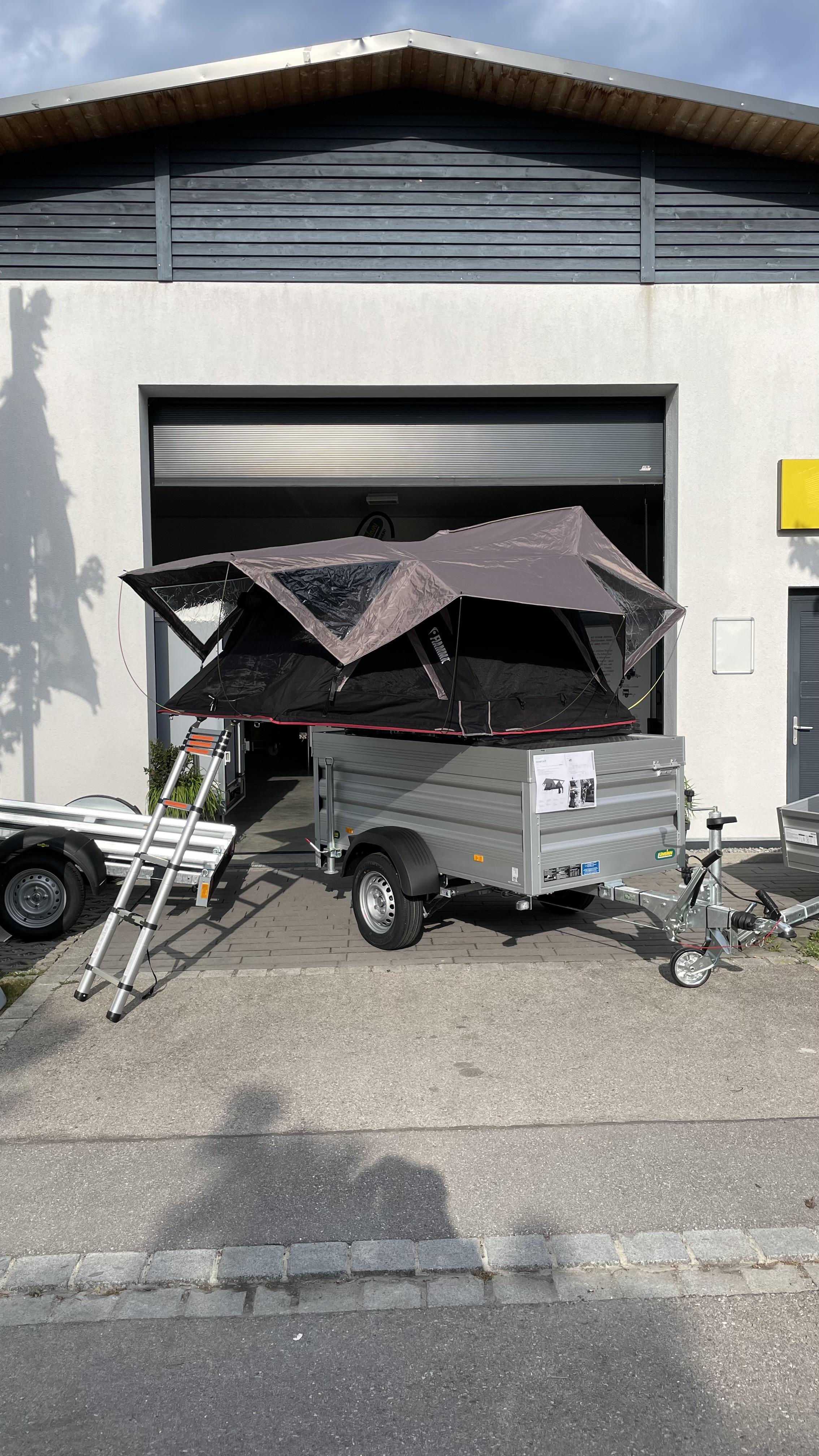 Deckelanhänger mit Dachzelt Bild 3