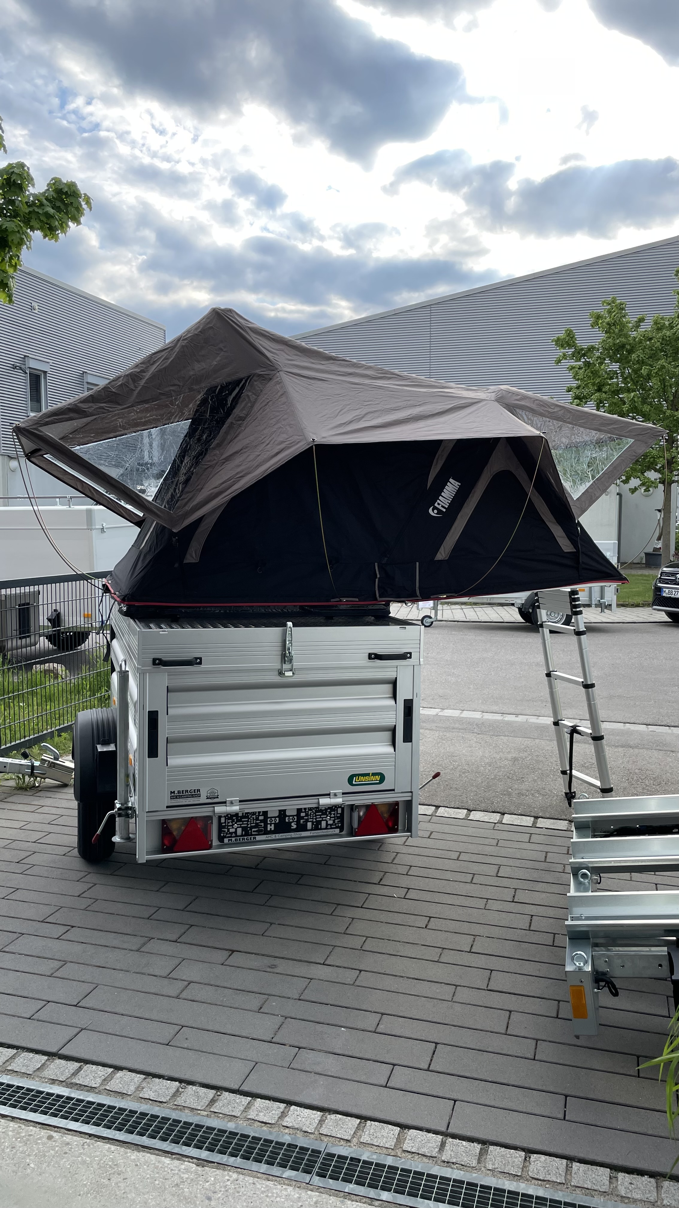 Deckelanhänger mit Dachzelt Bild 2