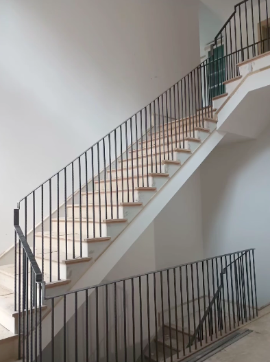 Handrails in Interior Staircase Railing