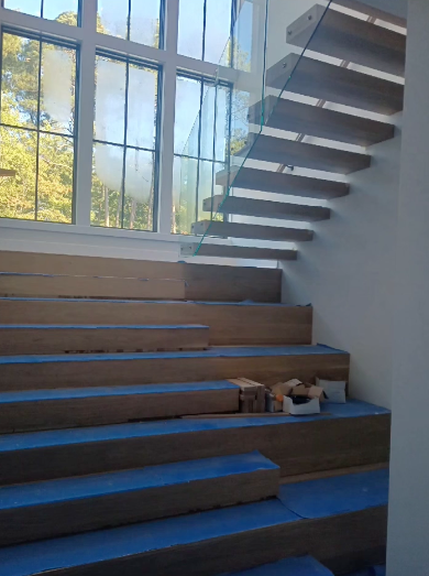 Staircases in Floating Glass Staircase