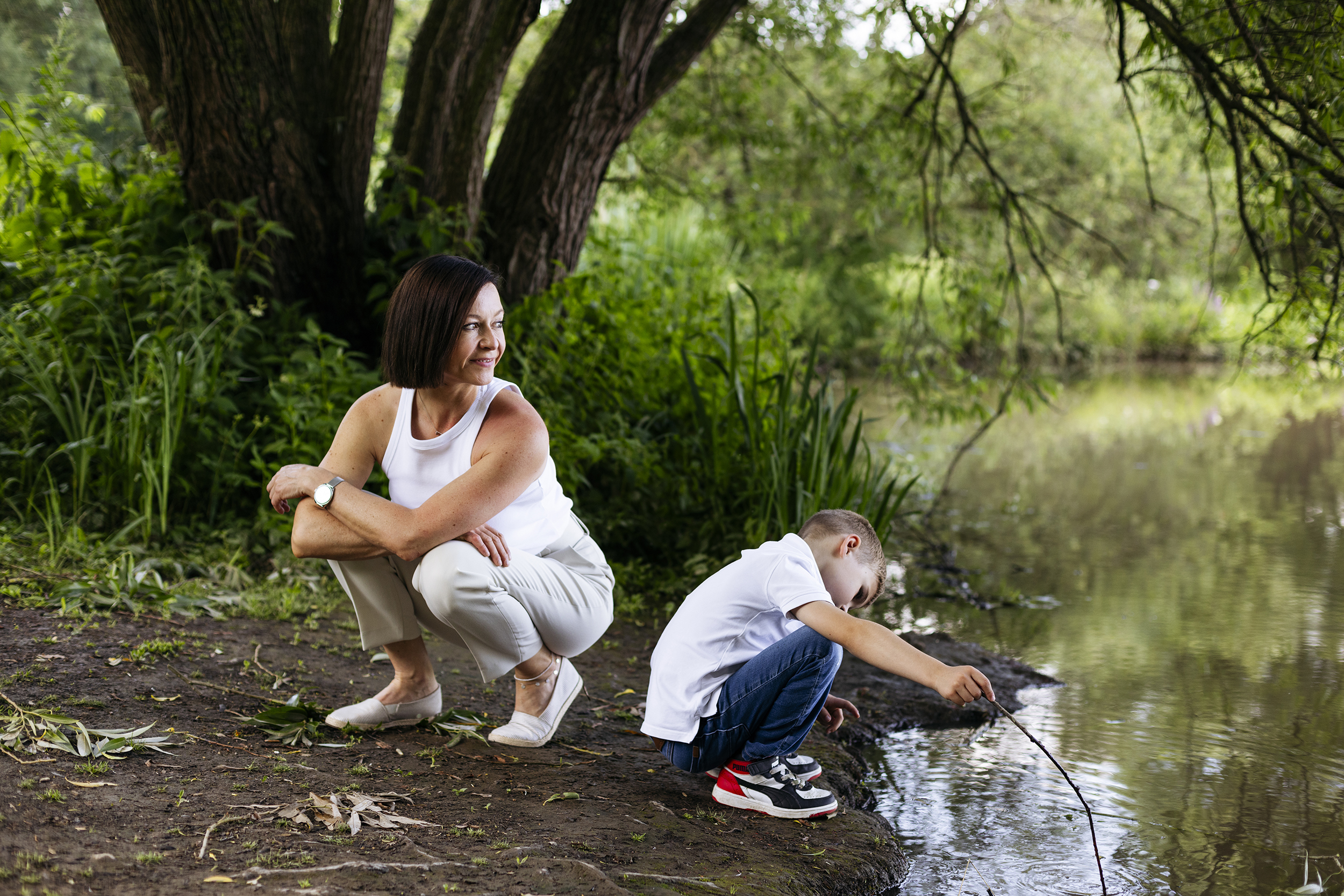 Marie-Kristin Förster mit Kind am Wasser